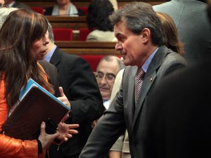 S&aacute;nchez Camacho conversa con Artur Mas durante una sesi&oacute;n en el Parlament. 
