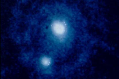 Plutón y Charón, en una imagen tomada por el telescopio <i>Hubble</i>.