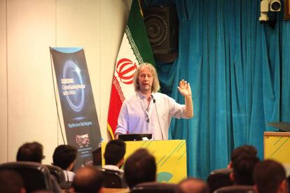 Wolfgang Walk durante su charla durante la Convención de Videojuegos de Teherán.