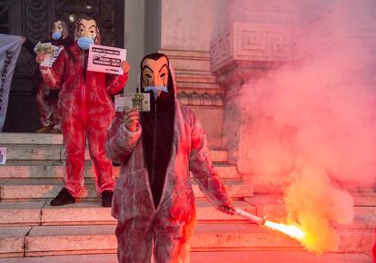 Protestas en Milán celebradas el miércoles para reclamar más ayudas para los sectores afectados por el cierre decretado por el Gobierno italiano.