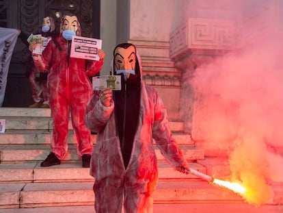 Protestos em Milão nesta quarta para pedir mais programas de auxílio na crise.