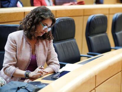 La ministra de Hacienda, María Jesús Montero, durante el debate en el Senado.