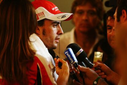 Fernando Alonso responde a los medios de comunicación tras la carrera de Abu Dabi.