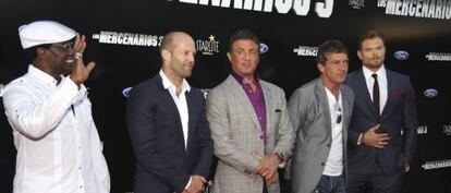 Banderas y Stallone en Marbella junto al resto del reparto. 