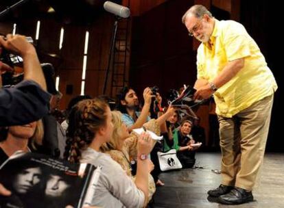 Francis Ford Coppola firma autógrafos en su encuentro con los espectadores dentro de la sección Quincena de Realizadores.