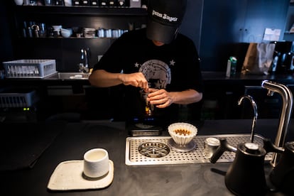 Después el café se remueve con cuidado antes de servirlo.