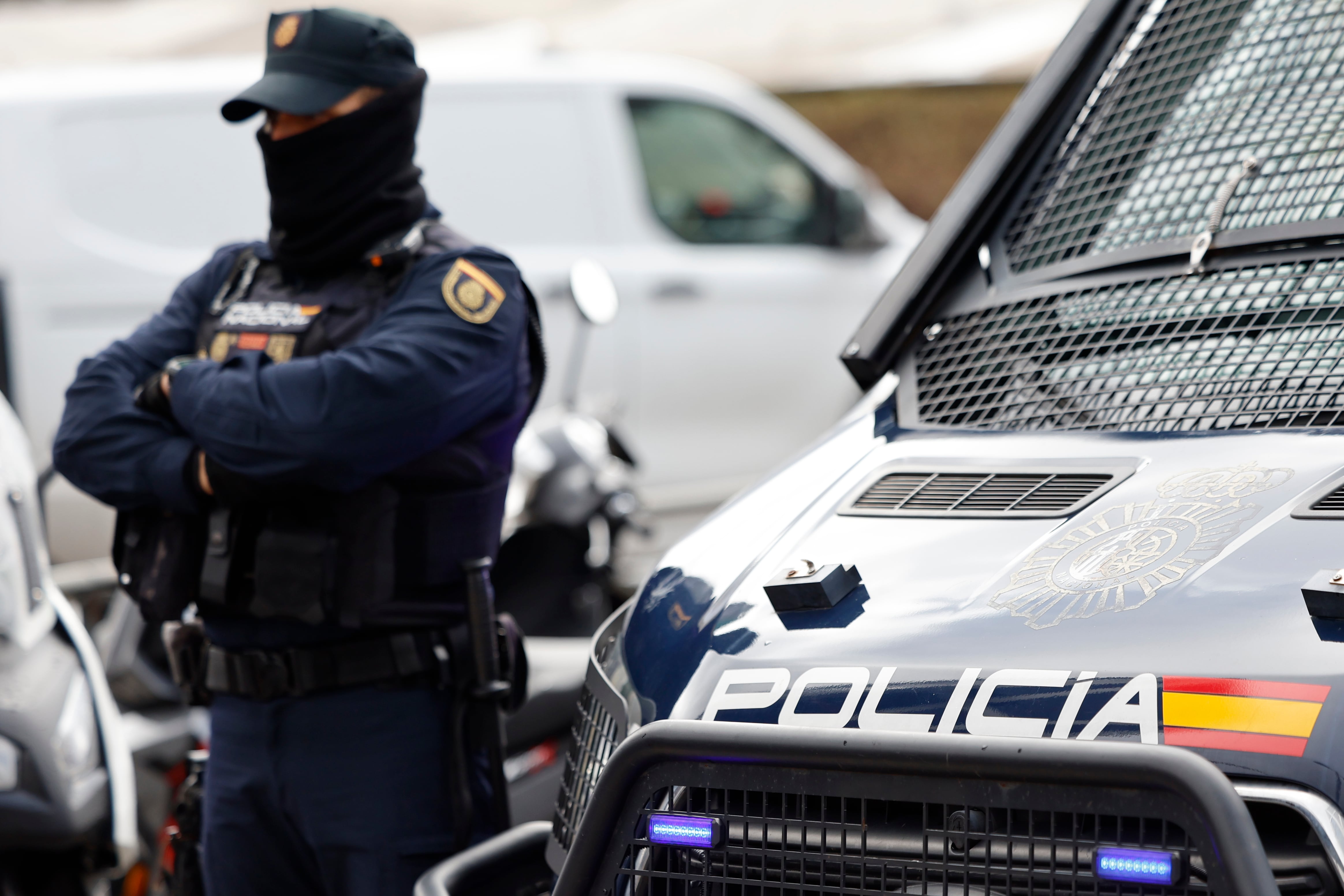 La policía detiene a un hombre por disparar con balines contra un colegio en Granada, hiriendo a dos menores