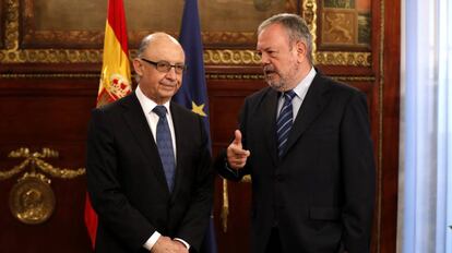 El consejero vasco de Hacienda y Economía, Pedro Azpiazu, con el ministro de Hacienda, Cristóbal Montoro.