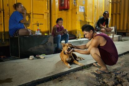 Savann es uno de los trabajadores camboyanos del asentamiento (el nombre ha sido cambiado). Él llegó a Bangkok con su pareja hace una década y asegura tener todos sus papeles en regla. Los migrantes que no están registrados pueden ser arrestados y las represalias para los camboyanos son mayores debido a las tensiones políticas entre ambos países. Tras el golpe de Estado de 2014, más de 200 mil trabajadores se fueron apresuradamente de Tailandia por los rumores de posibles represalias. Los militares tailandeses, tras rechazar las acusaciones, anunciaron la emisión de permisos de entrada temporales para los migrantes y permisos de trabajo para sus empleadores. <p>Texto: Ana Salvá</p>