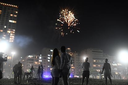 Una pareja durante las celebraciones de año nuevo en la playa de Copacabana, Río de Janeiro.