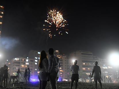 Una pareja durante las celebraciones de año nuevo en la playa de Copacabana, Río de Janeiro.