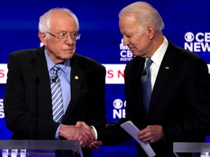 Los candidatos demócratas Bernie Sanders y Joe Biden en el debate en Charleston, Carolina del Sur.