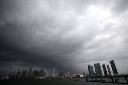 Nubes oscuras sobre la ciudad de Miami antes de la llegada del huracán.