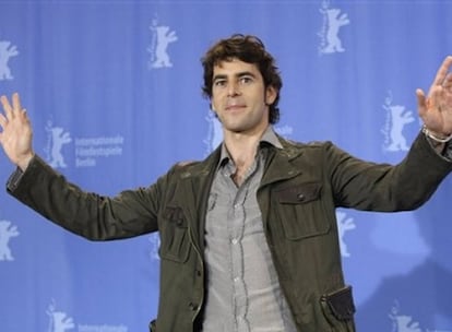 Belén Rueda y Eduardo Noriega han comenzado hoy a rodar <i>El mal ajeno</i>, de Oskar Santos, que cuenta con la producción del director Alejandro Amenábar. La película es un <i>thriller</i> psicológico con elementos fantásticos que cuenta la historia de un médico tan acostumbrado a manejar situaciones límite que se ha inmunizado ante el dolor ajeno. El intento de suicidio de una de sus pacientes hará que su compañero sentimental le señale como responsable directo de lo ocurrido.