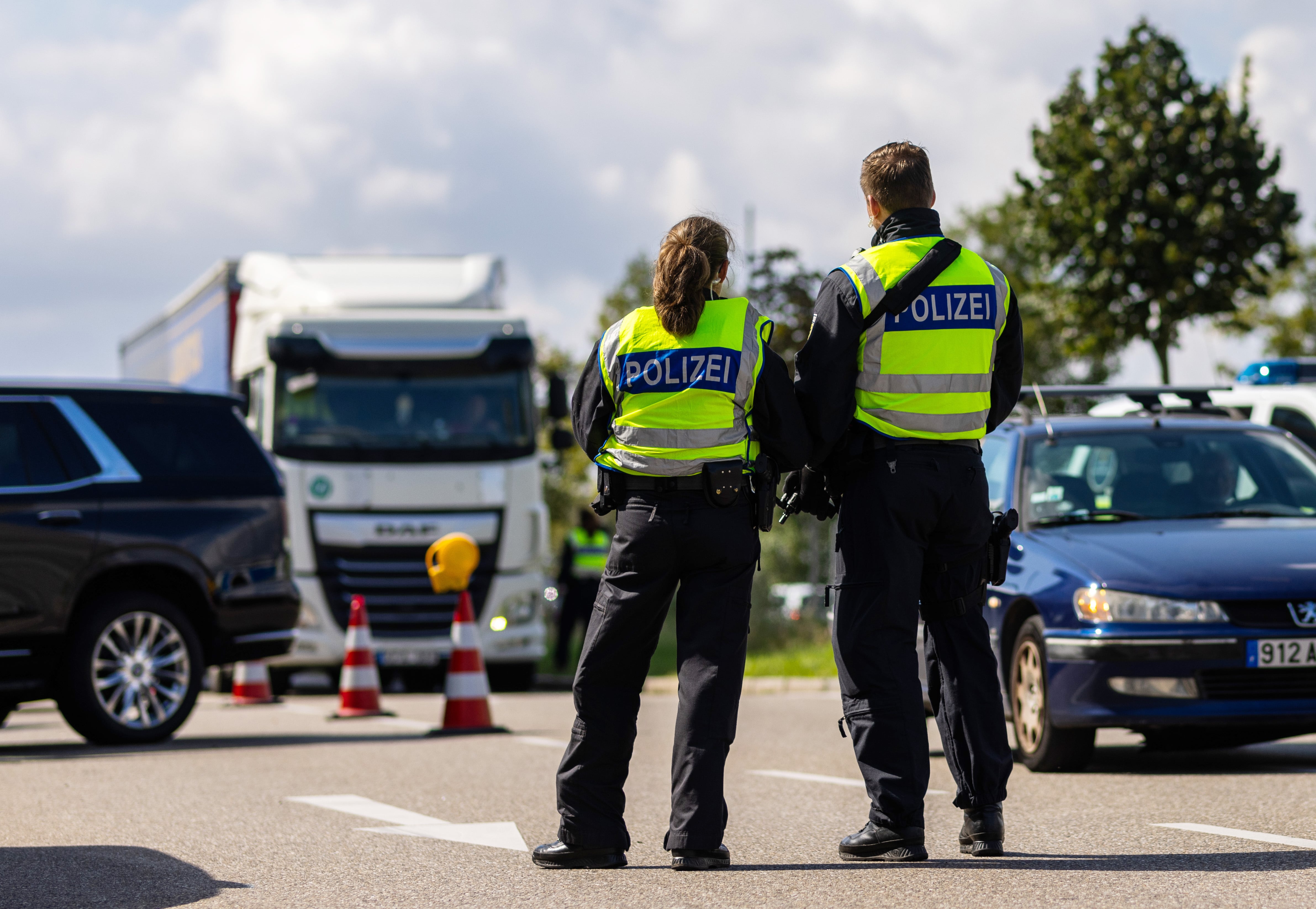 Alemania tensa la política migratoria y la unidad de una UE acechada por la extrema derecha 