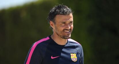 Luis Enrique sonríe a su llegada a la Ciudad Deportiva Joan Gamper.