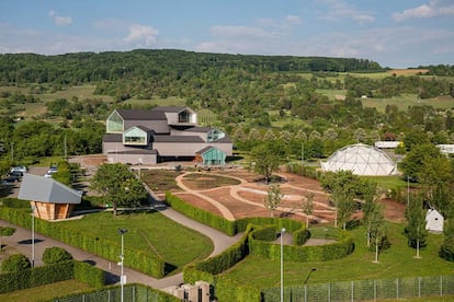 Vista general del jardín Oudolf con el edificio VitraHaus de Herzog&de Meuron al fondo y la cúpula de B. Fuller a la derecha.