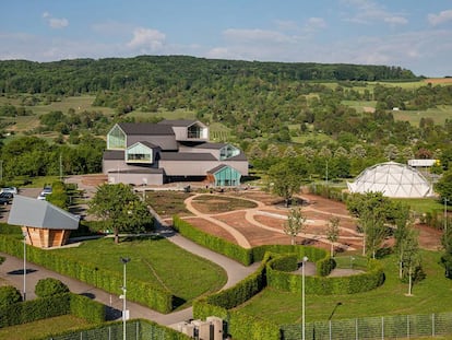 Vista general del jardín Oudolf con el edificio VitraHaus de Herzog&de Meuron al fondo y la cúpula de B. Fuller a la derecha. 