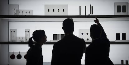 Un grup d'assistents observa l'estand d'una firma de telecomunicacions al MWC 2019.