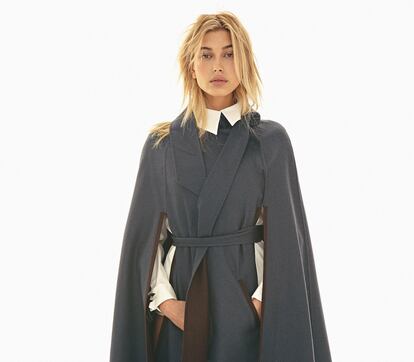 Capa y camisa, ambas de CAROLINA HERRERA NEW YORK (c. p. v.). Estilismo: Natalia Bengoechea.