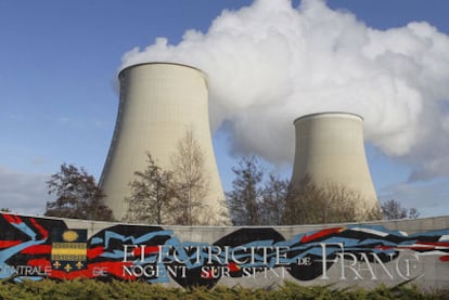 Activistas de Greenpeace y seguidores de organizaciones no gubernamentales en contra de la energía nuclear