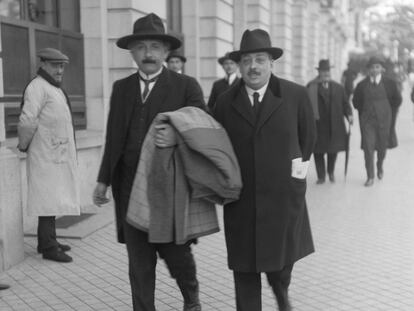 Albert Einstein y Blas Cabrera caminan por las calles de Madrid, en 1923.
