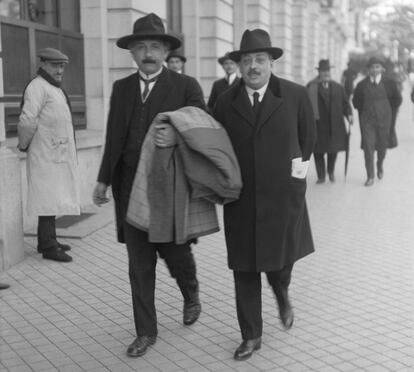 Albert Einstein y Blas Cabrera caminan por las calles de Madrid, en 1923.