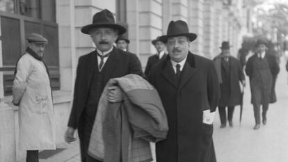 Albert Einstein y Blas Cabrera caminan por las calles de Madrid, en 1923.