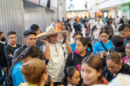 Pasajeros esperan en la Terminal 1 del Aeropuerto Internacional de Ciudad de México, luego de que sus vuelos se cancelaran.