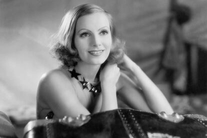 Greta Garbo – Con apenas dos décadas de trayectoria artística, la que fuera diva por excelencia del Hollywood clásico –mudo y sonoro– dictaminó su aislamento total de la meca del cine a los 36 años. La intérprete había hecho gala desde sus comienzos de su espíritu enigmático y su querencia por la soledad y, tras un fracaso de taquilla –con La mujer de dos caras–, se autorrecluyó durante varias décadas en un piso de Upper East Side, huyendo incluso del objetivo de los paparazzis. “No voy a ninguna parte, no veo a nadie (…) Es duro y triste estar solo, pero a veces resulta incluso más difícil estar con alguien”, decía en una de sus cartas posteriormente publicadas.