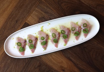 Tiradito de lubina con yuzu y chile serrano de Puntarena.