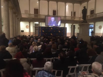 El claustro de la Nau de la Universitat de València con el público siguiendo a Loach que estaba en el paraninfo.