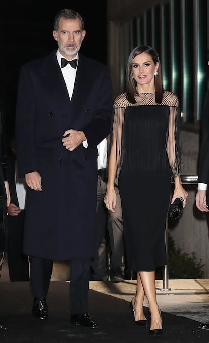 Para la última edición de los premios Mariano de Cavia, celebrados este mes, la reina Letizia optó por un vestido negro de la firma Hugo Boss, con cuerpo de red y, lo que más destacaba, una hilera de flecos bajo los hombros. Del mismo color fueron los tacones, de Manolo Blahnik y un bolso 'clutch' de Bottega Veneta.