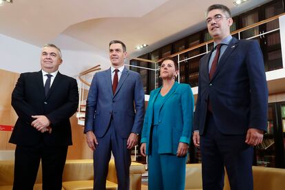 El presidente del Gobierno en funciones, Pedro Sánchez, reunido este viernes con los portavoces de EH Bildu en el Congreso y el Senado.