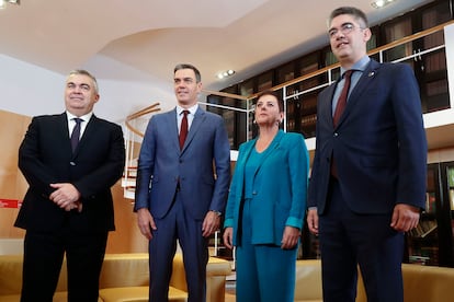 El presidente del Gobierno en funciones, Pedro Sánchez, reunido este viernes con los portavoces de EH Bildu en el Congreso y el Senado.