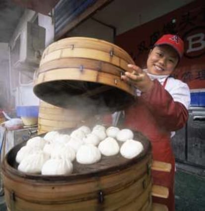Una vendedora ambulante de 'dumplings en Shanghái (China).
