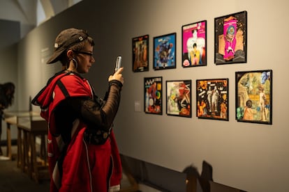 Asistente a la exposición en el Museo Nacional.