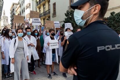 Protesta de los MIR frente a las Cortes Valencianas el pasado lunes cuando llevan más de dos meses de huelga.