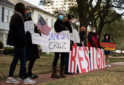 Un grupo de personas protesta frente a la casa del senador Ted Cruz, el pasado jueves en Houston.