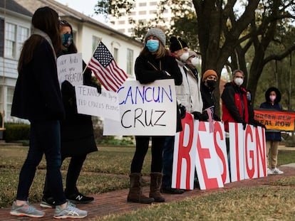 Un grupo de personas protesta frente a la casa del senador Ted Cruz, el pasado jueves en Houston.