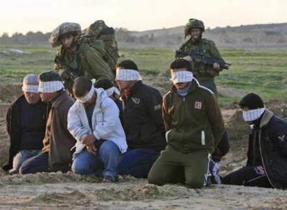 Soldados israelíes vigilan a un grupo de palestinos detenidos en Bureij (Gaza) el pasado enero.