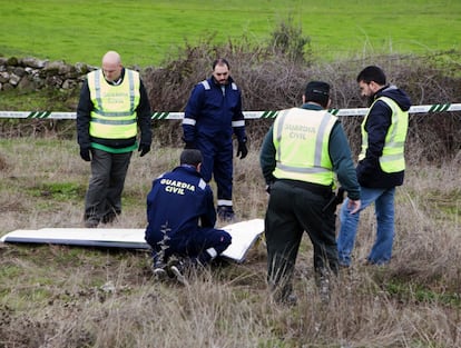 Agentes de la Guardia Civil inspeccionan la parte de la cola de la avioneta que se estrelló ayer en la localidad toledana de Sotillo de las Palomas.