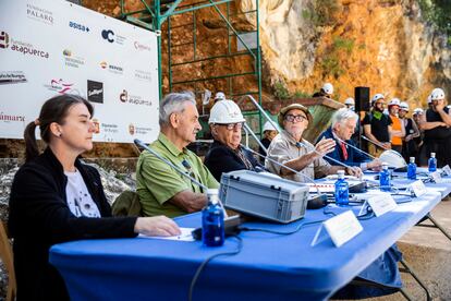 Presentación del descubrimiento de la cara del primer europeo, en el yacimiento de Atapuerca. Con la presencia de Rosa Huguet, José María Bermúdez de Castro, Gonzalo Santonja, Eduald Carbonell y Juan Luis Arsuaga.