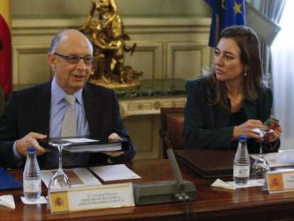 El ministro de Hacienda, Cristóbal Montoro (izquierda), junto a la secretaria de Estado de Presupuesto y Gastos, Marta Fernández Currás 