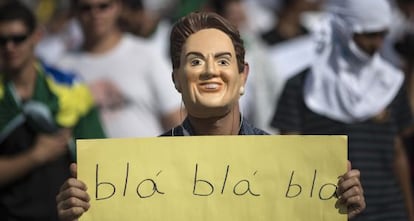 Un manifestante con una m&aacute;scara de Rousseff critica los mensajes de esta en Belo Horizonte.