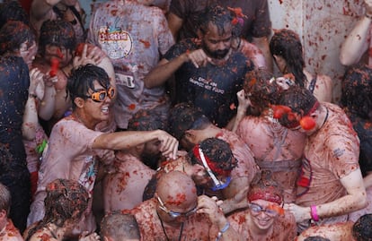 Un grupo de asistentes a la Tomatina.