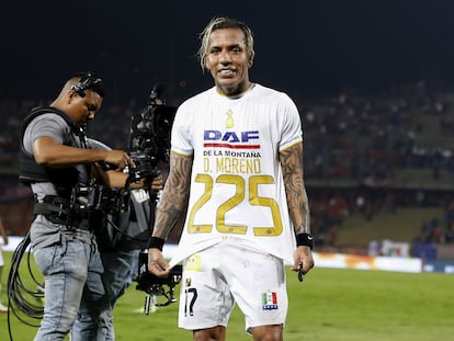 Dayro Moreno celebra su gol número 225 en la liga colombiana de fútbol, en Medellín.