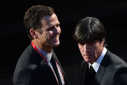 O técnico da seleção alemã, atual campeã mundial, Joachim Loew (à direita), ao lado do ex-atleta Oliver Bierhoff.