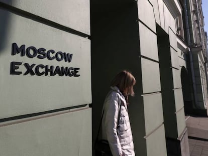 La Bolsa de Moscú reabre tras un mes con apoyo público y subida del 4,4%