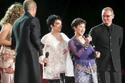 Liza Minnelli, en el centro, con el organizador del Baile de la Vida, de espaldas, y otros participantes en el evento.